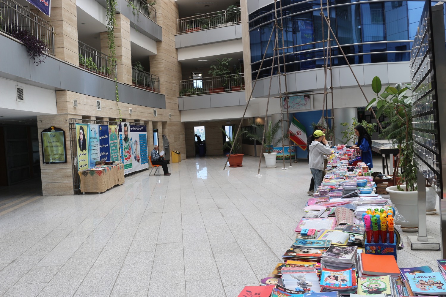 برپایی نمایشگاه کتاب و نوشت افزار به مناسبت هفته دفاع مقدس و بازگشایی مدارس در شرکت برق منطقه‌ای آذربایجان