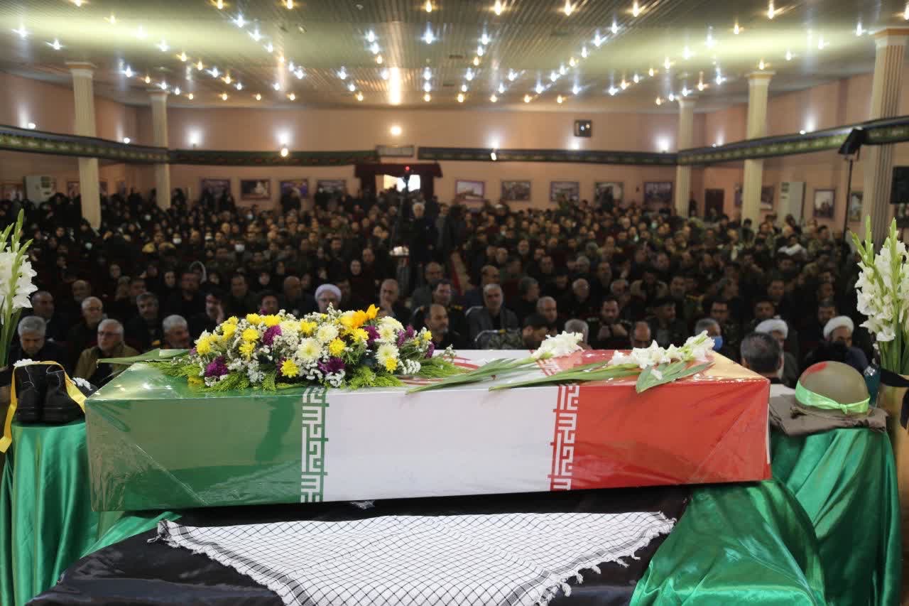 تشییع پیکر یک شهید گمنام 8 سال دفاع مقدس در محل نیروگاه حرارتی تبریز 