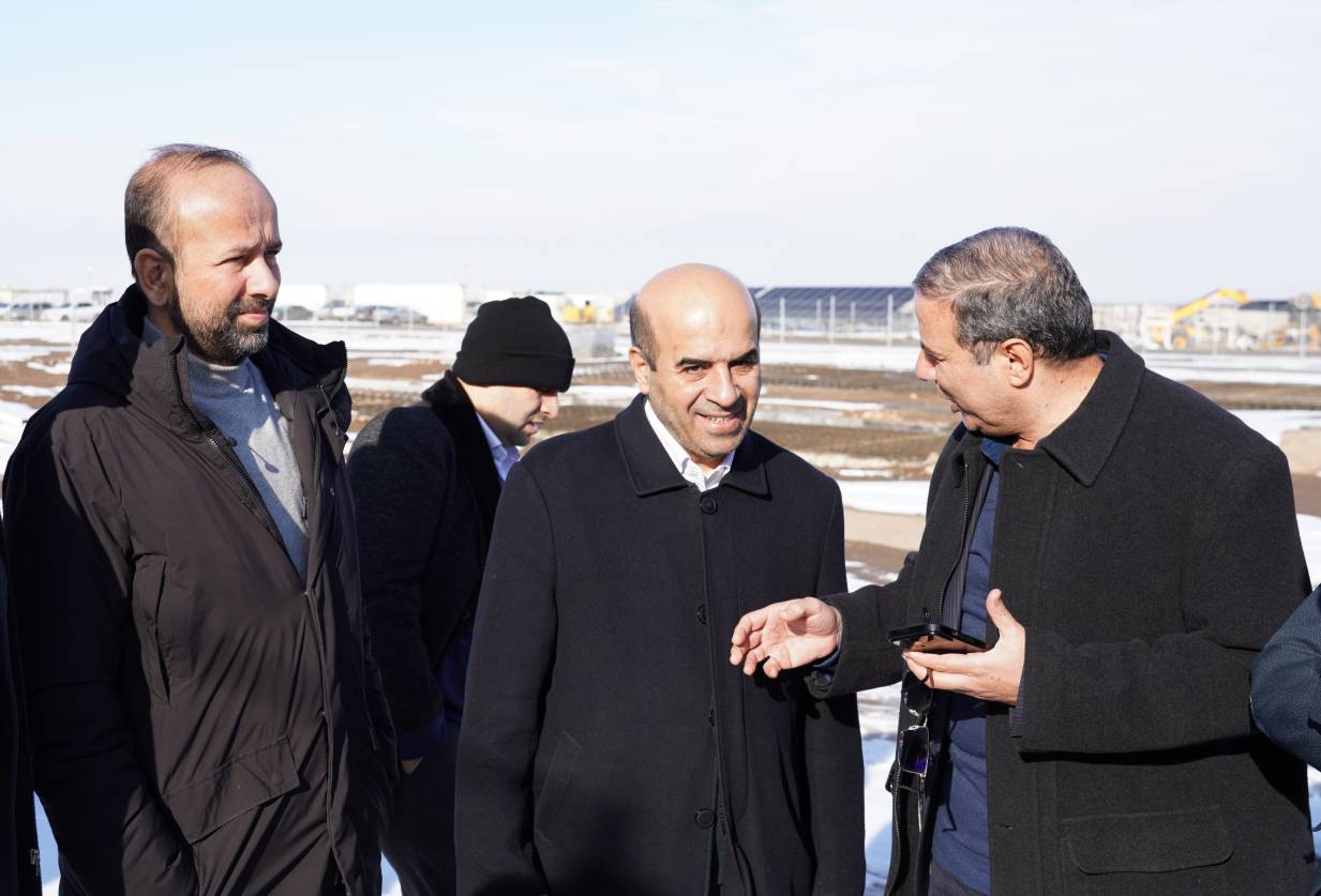 معاون وزیر نیرو و رئیس سازمان انرژی‌های تجدیدپذیر کشور در بازدید از طرح های بزرگ خورشیدی شهرستان جلفا: