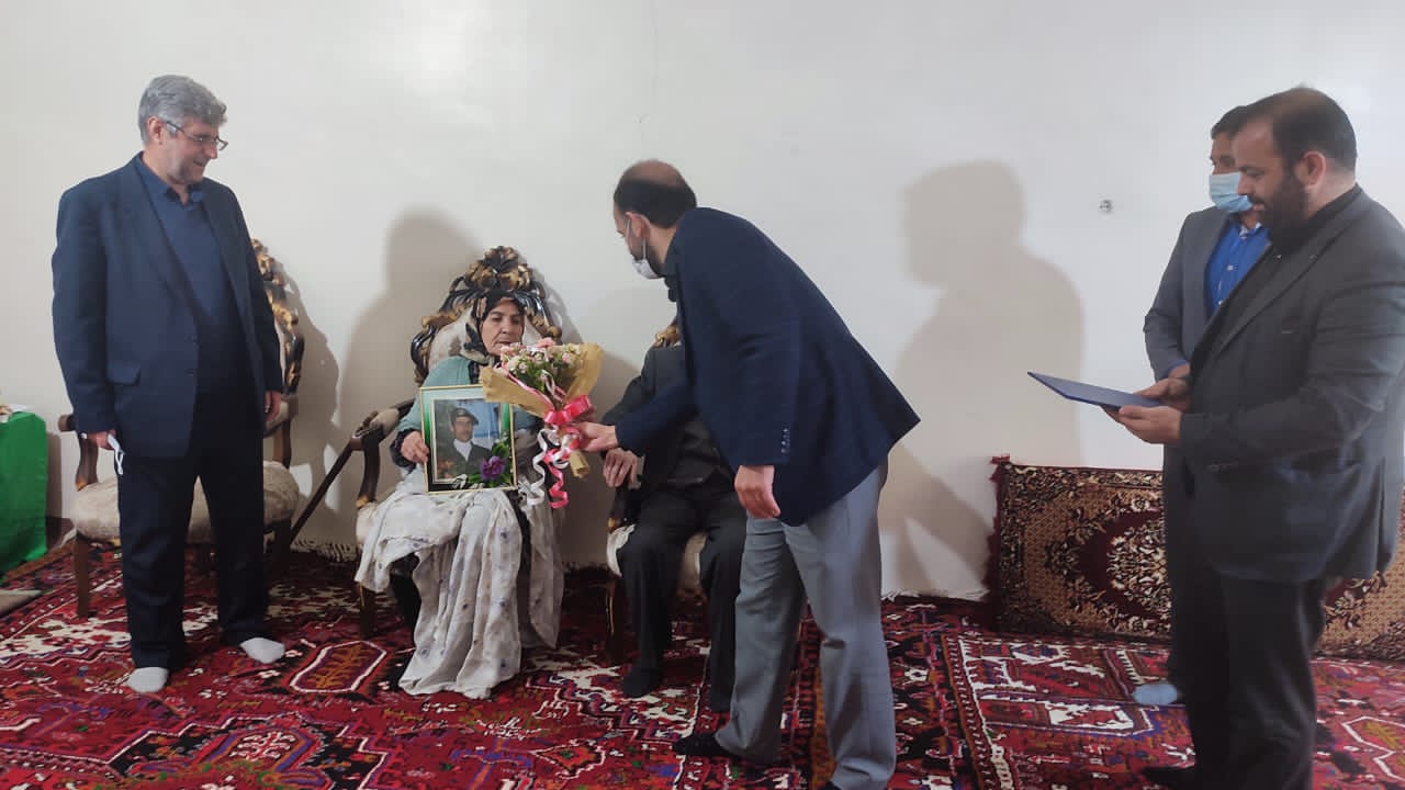 دیدار مدیر عامل شرکت برق منطقه ای آذربایجان با خانواه معظم دو تن از شهدای والامقام دفاع مقدس در تبریز