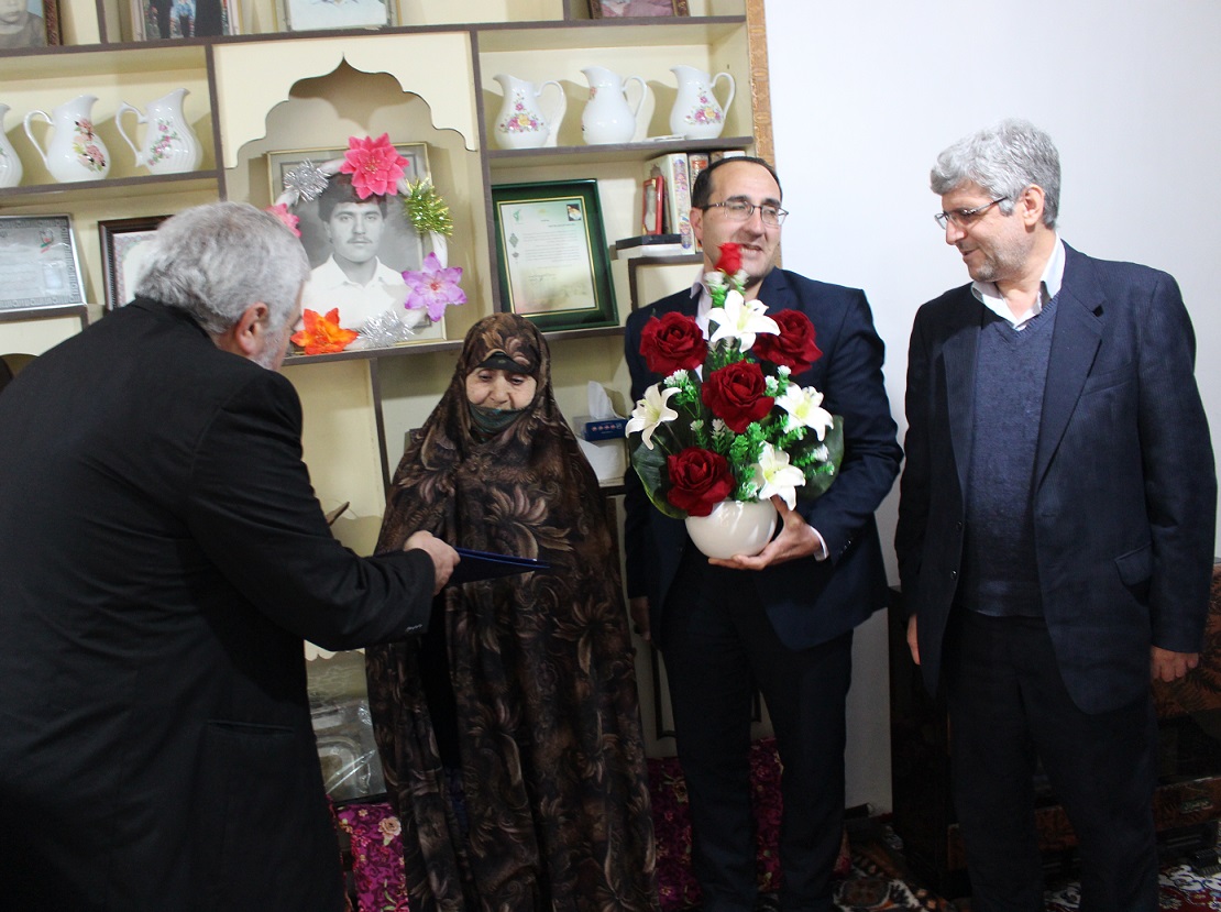 دیدار معاون منابع انسانی  شرکت برق منطقه ای آذربایجان با خانواه معظم دو تن از شهدای والامقام دفاع مقدس در تبریز