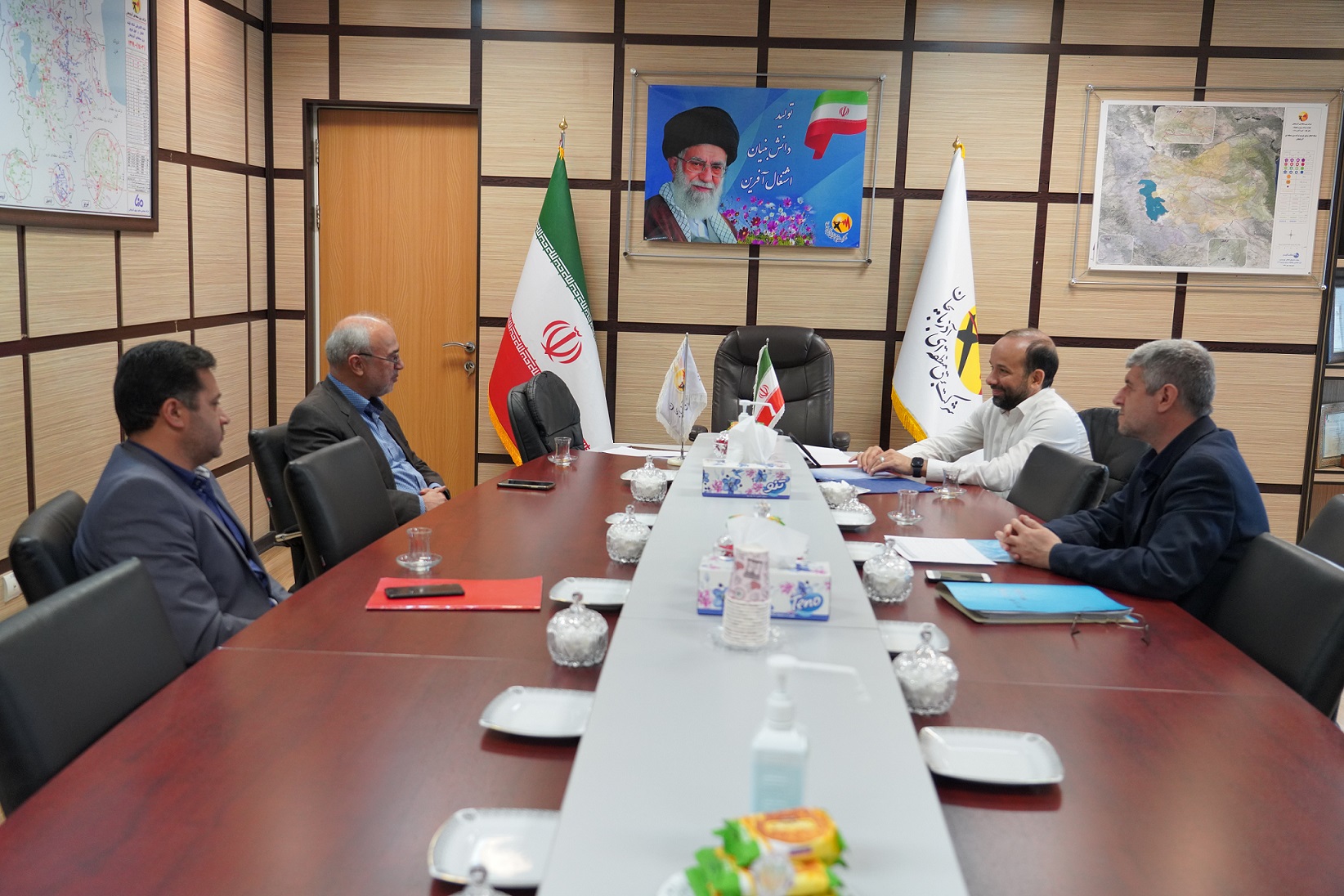 دیدار مجری امور فرهنگی ، دینی وایثارگران شرکت توانیر با مدیر عامل شرکت برق منطقه ای آذربایجان