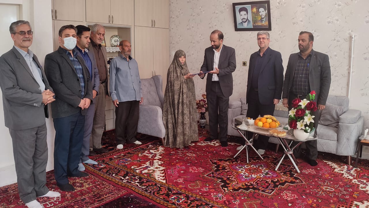 دیدار مدیر عامل شرکت برق منطقه ای آذربایجان با خانواه معظم  دو شهید والامقام آقاجان زاده  وعلی باقری