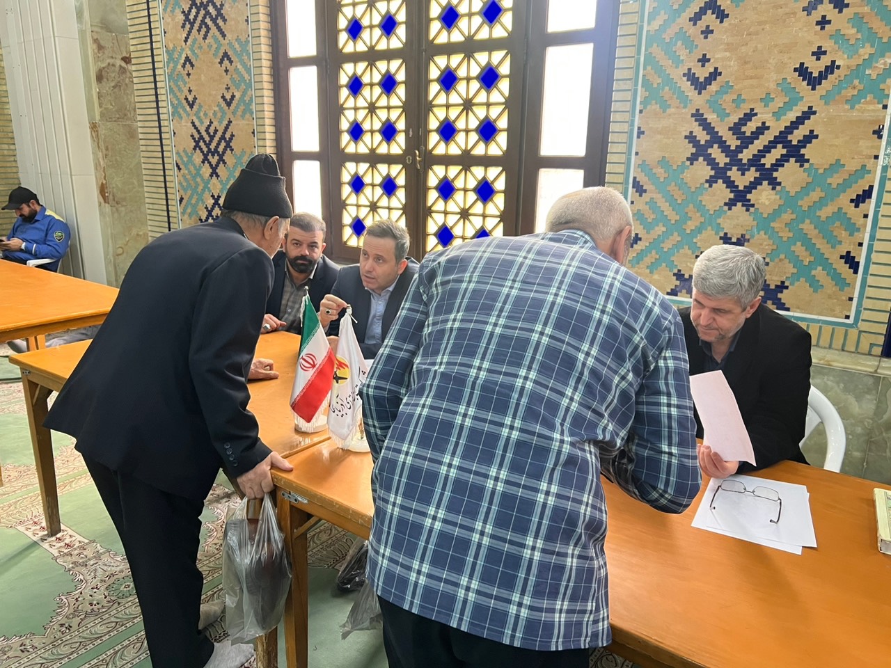 حضور شرکت برق منطقه ای در میز خدمت نماز جمعه 