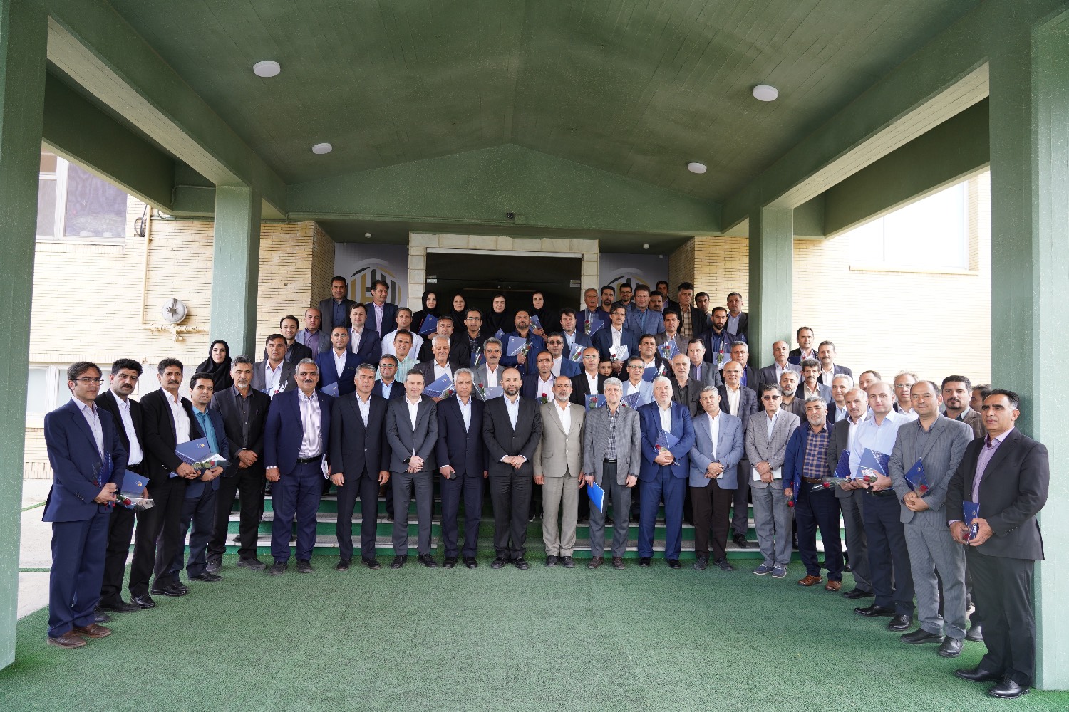 برگزاری مراسم تجلیل از بازنشستگان، کارگران و کارمندان نمونه سال 1401 شرکت برق منطقه ای آذربایجان   