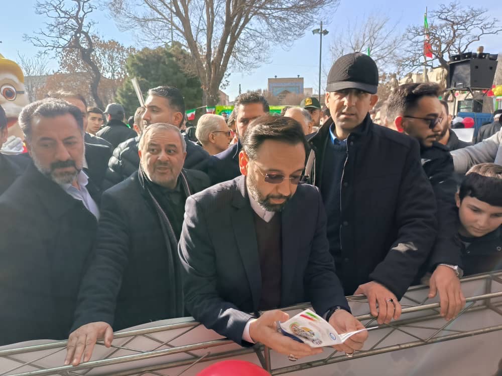  حضور پرشور مدیران و کارکنان شرکت برق منطقه‌ای آذربایجان در راهپیمایی یوم الله 22 بهمن