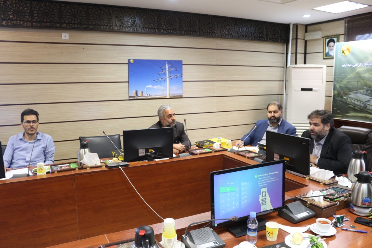 به میزبانی شرکت برق منطقه‌ای آذربایجان و با هدف بررسی راهکارهای مدیریت مصرف آب و برق در ایام گرم سال برگزار شد: