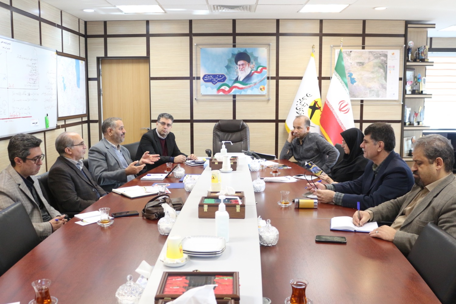 دکتر اسماعیل زاده در جلسه "کمیته عالی تحقیقات" شرکت برق منطقه‌ای آذربایجان خطاب به محققین: 