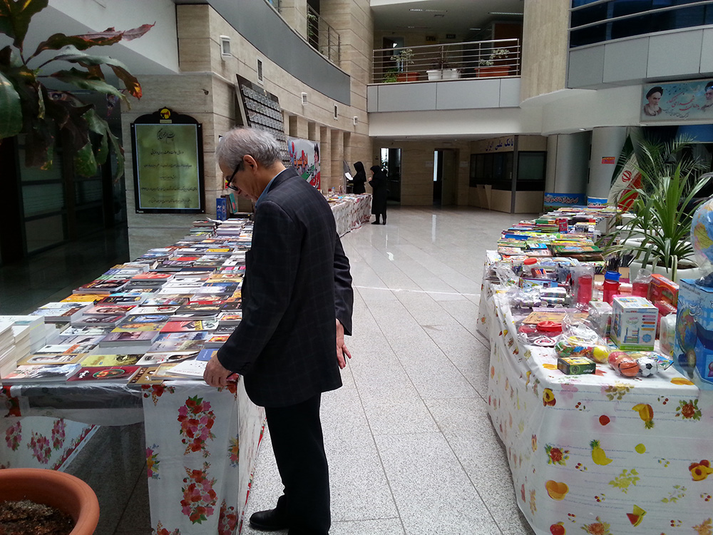 نمایشگاه «روز شمار انقلاب» و «کتاب»