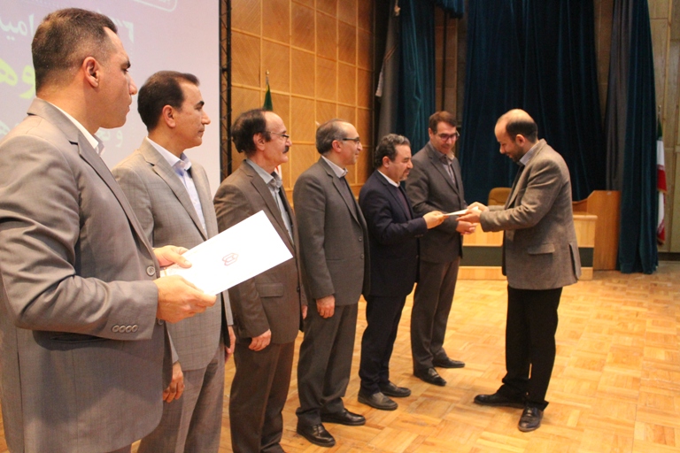 تجلیل از مدیر عامل شرکت برق منطقه‌ای آذربایجان