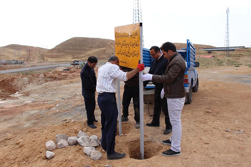 نصب تابلوی هشدار در مسیر حریم خط ۲۳۰ کیلوولت شفا- والی