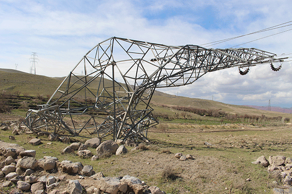 رفع سریع حادثه واژگونی دکل فلزی خط ۱۳۲ کیلوولت واقع در شرق تبریز