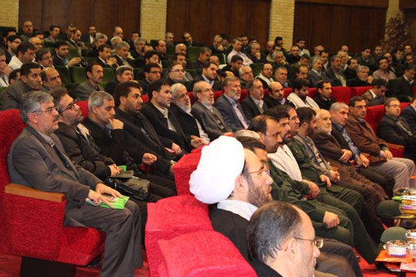 تجلیل از خانواده های شهدای همکار برق منطقه ای آذربایجان در مراسم یادواره شهدای حوزه یک کارمندی سپاه به همت بسیج صنعت برق آذربایجان